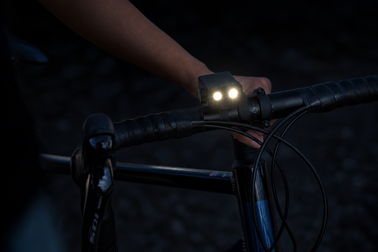 Leuchtendes KEEP·IT Fahrradlicht am Lenker bei Nacht